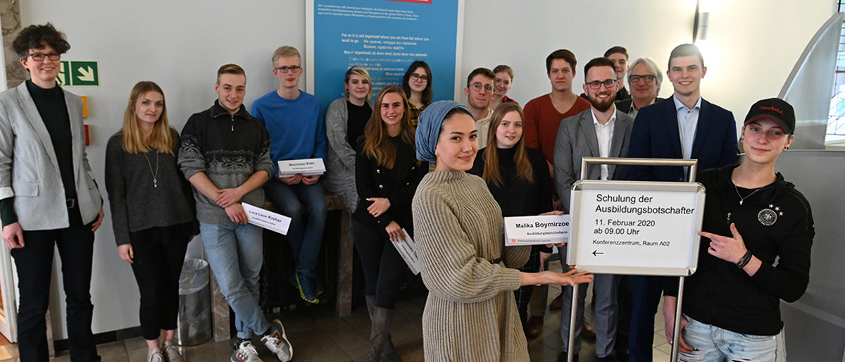 Packen das Rüstzeug für den Schulbesuch: Ellen Lenders (links) und Ralf Eylmanns (3.v.r.) bereiten Auszubildende auf ihren Einsatz als Ausbildungsbotschafter der Kammern vor. Foto: Nicole Diefenthal Packen das Rüstzeug für den Schulbesuch: Ellen Lenders (links) und Ralf Eylmanns (3.v.r.) bereiten Auszubildende auf ihren Einsatz als Ausbildungsbotschafter der Kammern vor. Foto: Nicole Diefenthal