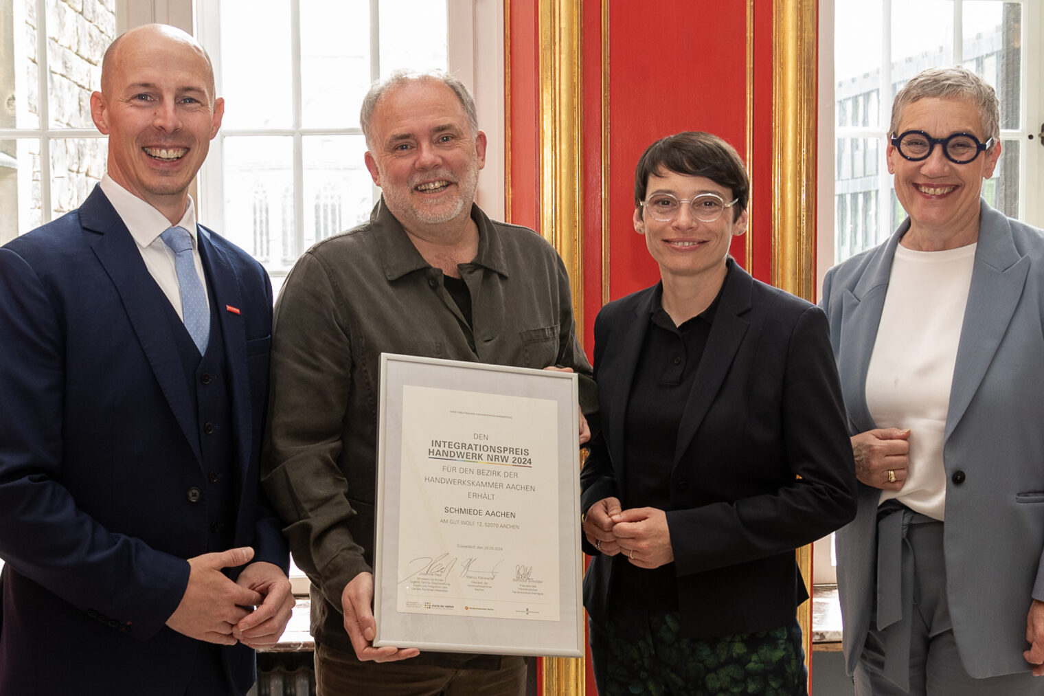 Feierstunde im Aachener Rathaus: Michael Hammers (2.v.l.), Schmiede Aachen, ist mit dem Integrationspreis Handwerk NRW ausgezeichnet worden. 