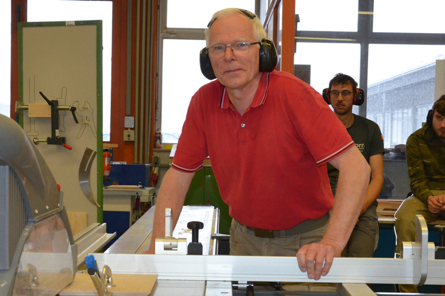 Lernt schnell und mit viel Freude: Walter Boosfeld. Aufgabe in der ÜLU: Ein Schlüsselkasten aus Holz soll gefertigt werden. 