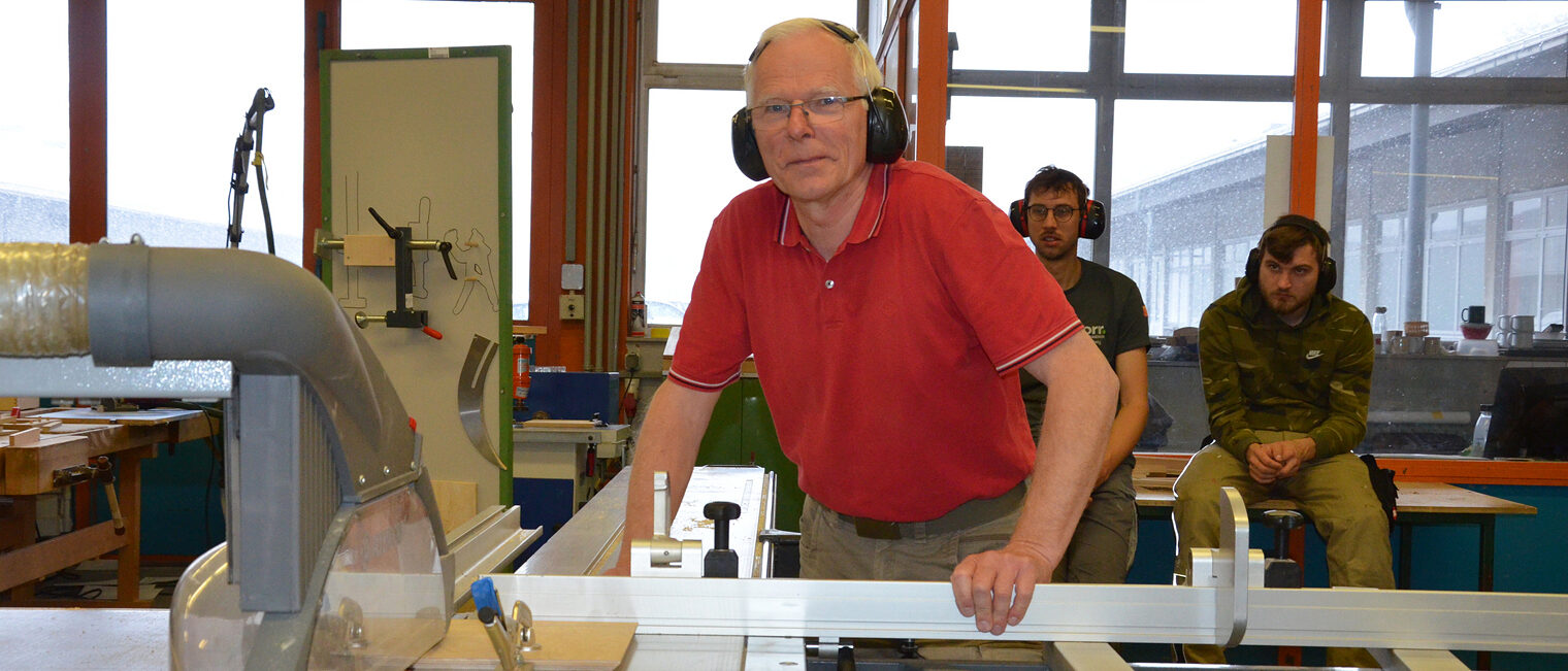 Lernt schnell und mit viel Freude: Walter Boosfeld. Aufgabe in der ÜLU: Ein Schlüsselkasten aus Holz soll gefertigt werden. 