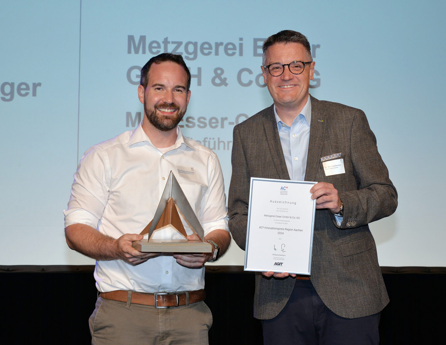 Laudator Dr. Tim Grüttemeier, Städteregionsrat der StädteRegion Aachen, gab den Preisträger bekannt und überreichte Max Esser-Geneschen, Geschäftsführer der Metzgerei Esser, die Innovationspreis-Skulptur.