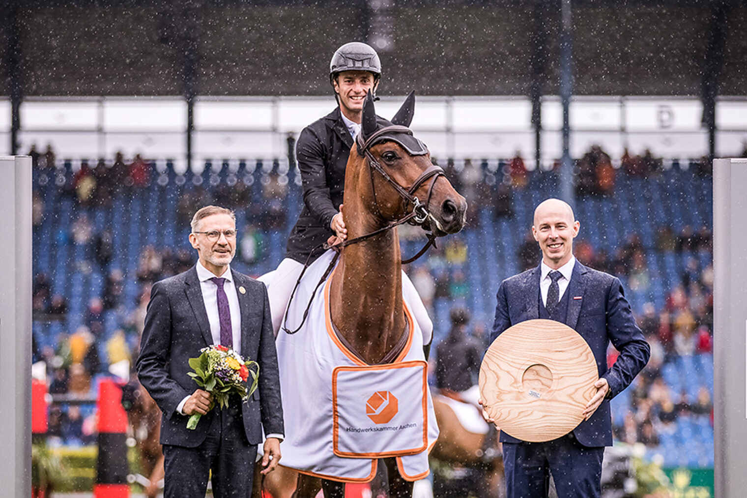 Handwerk trifft Hochleistungssport ̶ auch beim CHIO wird es diese Begegnung geben. Handwerk trifft Hochleistungssport ̶ auch beim CHIO wird es diese Begegnung geben.