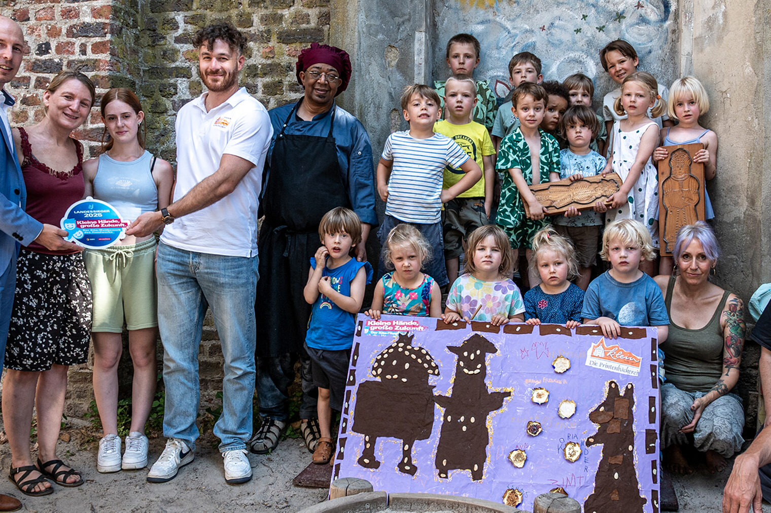 Siegerfoto vom 12. Kita-Wettbewerb. Gewonnen hat der Kinderladen Hanbrucher Straße in Aachen mit einem Projekt in Kooperation mit der Printenbäckerei Klein. Siegerfoto vom 12. Kita-Wettbewerb. Gewonnen hat der Kinderladen Hanbrucher Straße in Aachen mit einem Projekt in Kooperation mit der Printenbäckerei Klein.