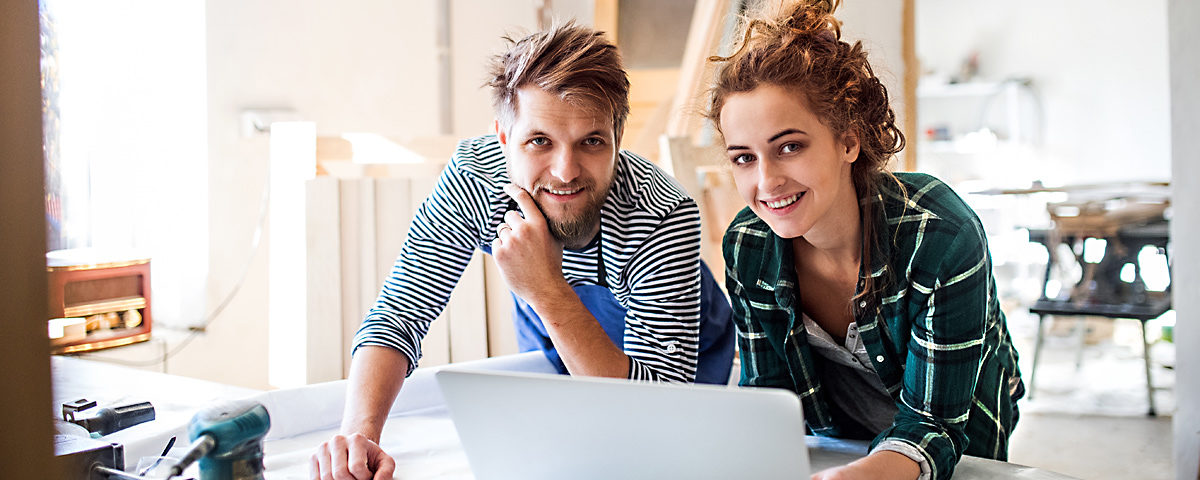 AdobeStock_werkstatt_laptop_1200_480
